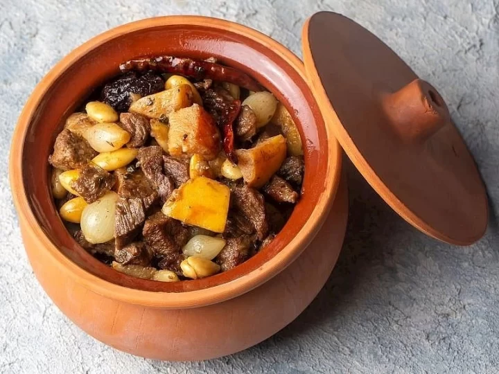 Toprak güveç kabında et ve sebzelerle hazırlanmış yemek