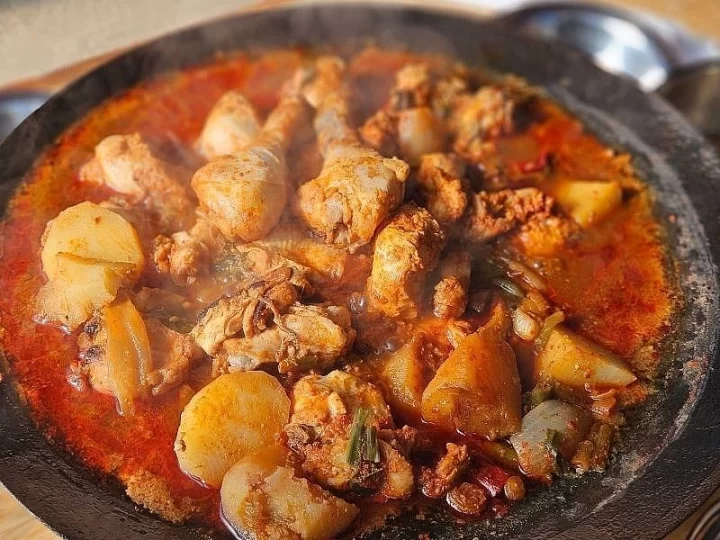 Patates ve sebzelerle birlikte güveçte pişmiş et yemeği