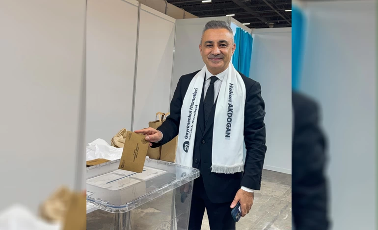Hakan Akdoğan, İTO seçimlerinde sandık başında oy kullanırken