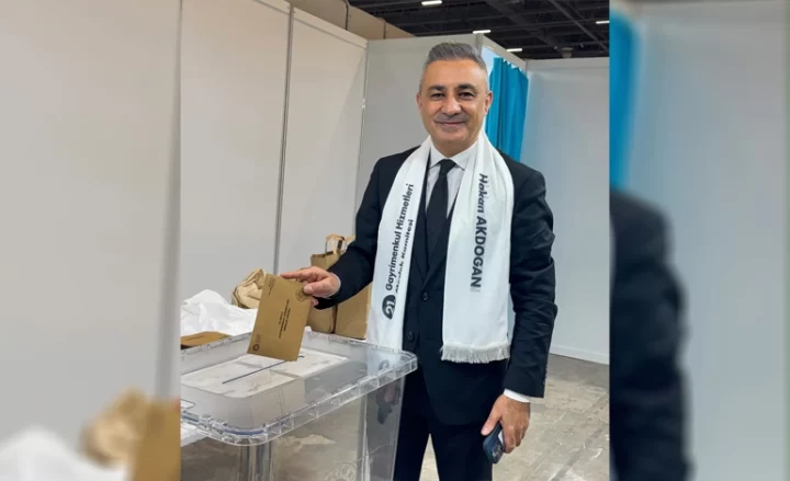 Hakan Akdoğan, İTO seçimlerinde sandık başında oy kullanırken