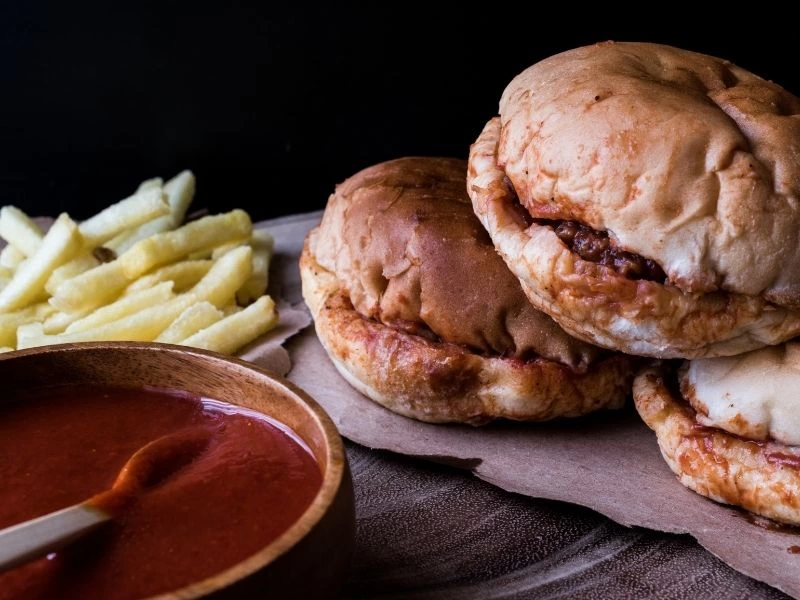 Islak hamburgerler, domates sosu ve patates kızartması
