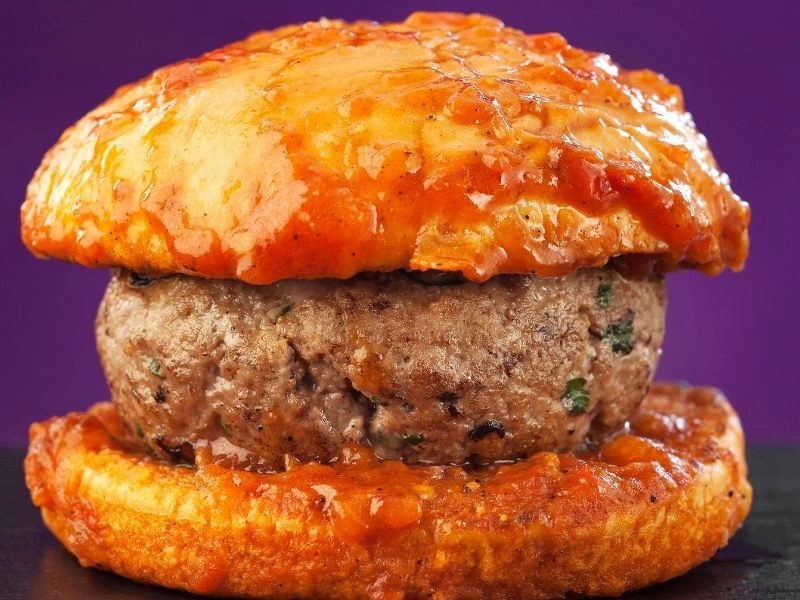 Domates sosuyla kaplanmış hamburger ekmeği ve köfte