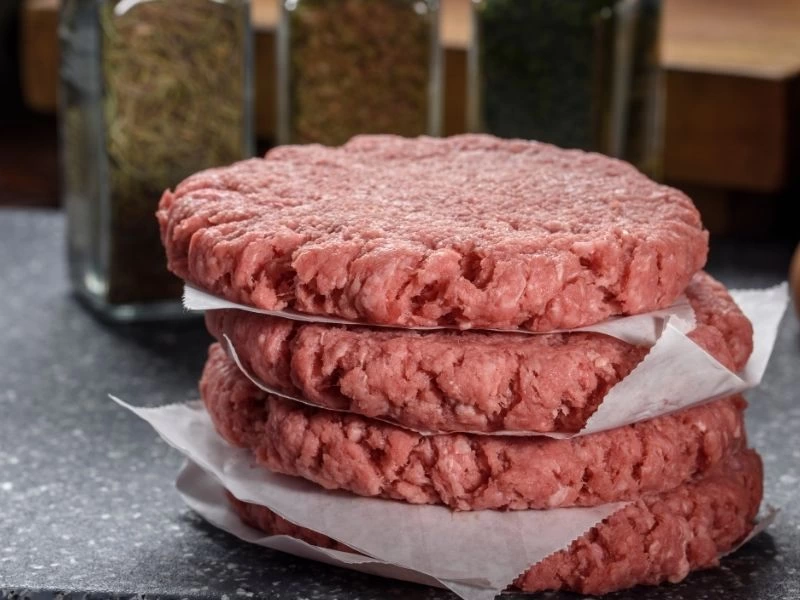 Pişmemiş hamburger köfteleri