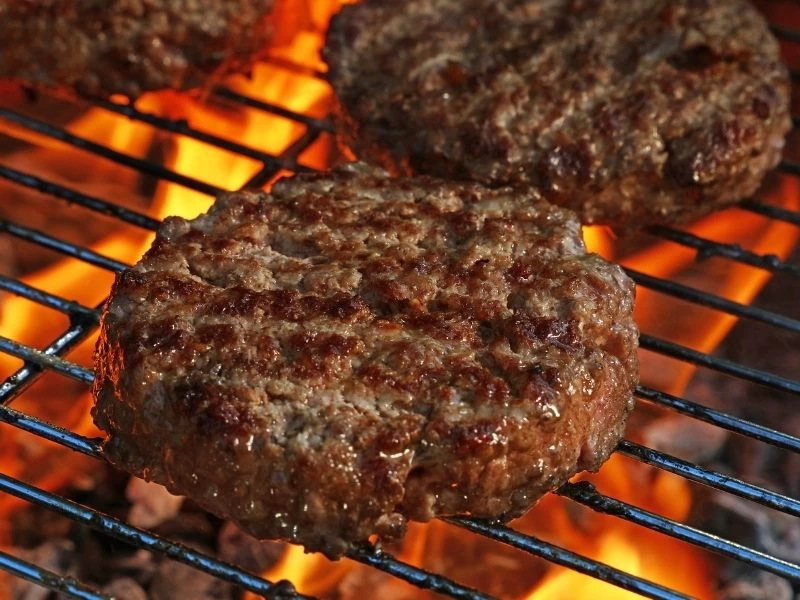 Izgara üzerinde pişen hamburger köfteleri