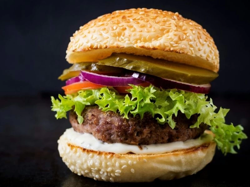 Marul, soğan ve turşuyla hazırlanmış hamburger