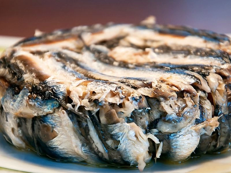 Hamsili pilavın kesitinde pirinçli iç harç görülüyor