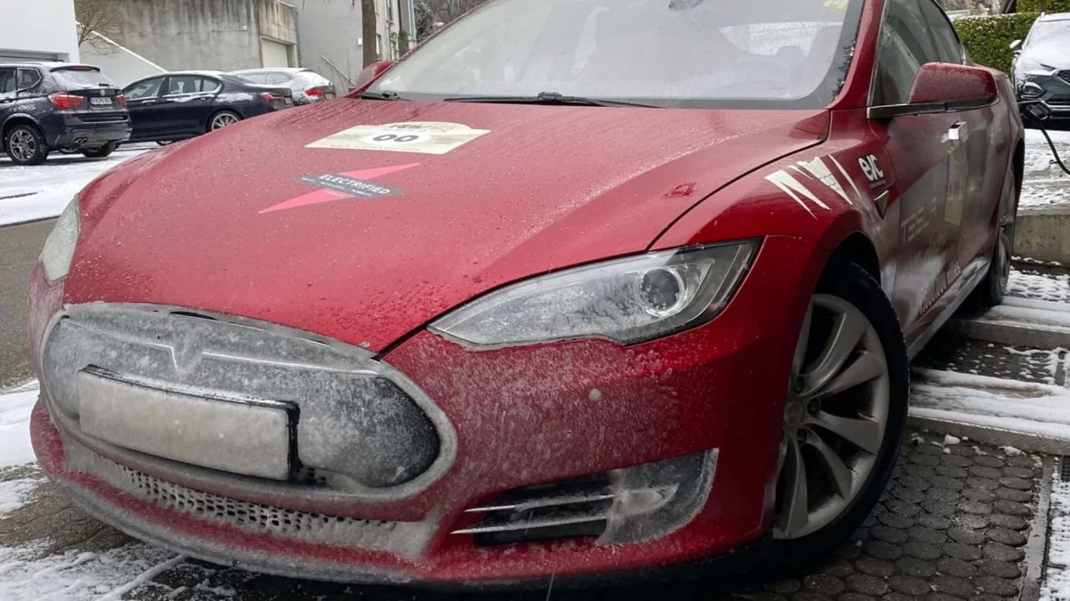 Yüksek kilometreye ulaşan kırmızı Tesla Model S