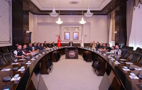 Hatay GEDAŞ Değerlendirme Toplantısı’nda masanın çevresinde bir araya gelen katılımcılar