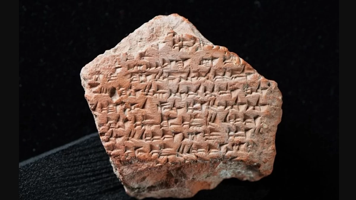 Hattuşa’da bulunan, üzerinde çivi yazısı bulunan antik kil tablet parçası