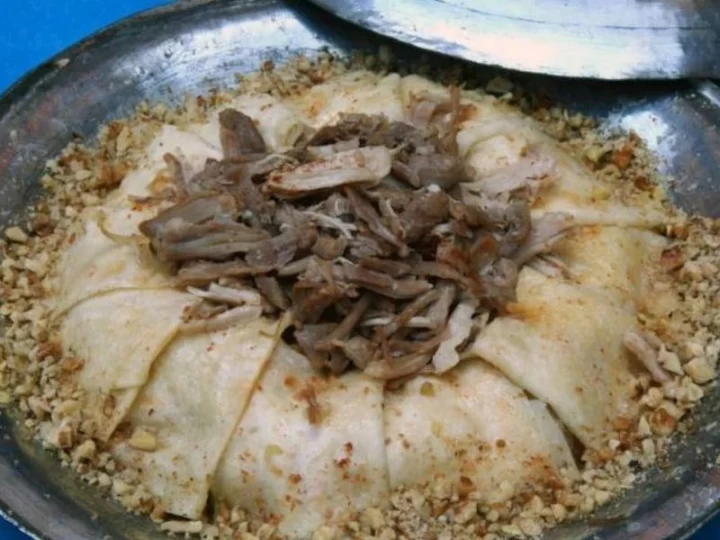 Tepside hindi eti, yufka ve cevizle hazırlanmış hindi banduma