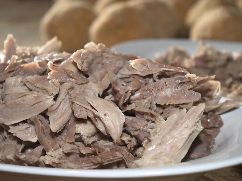 Tabakta pişmiş hindi etleri