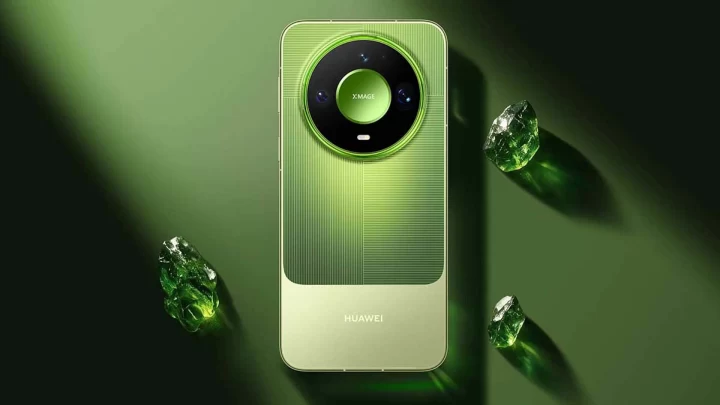 Yeşil renkli Huawei Mate 90 telefonunun arka yüzü ve dairesel kamera modülü
