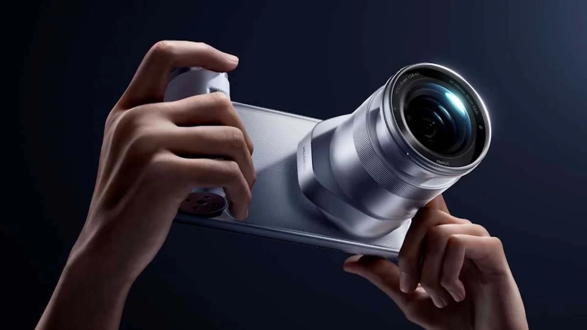 Akıllı telefona takılmış büyük kamera lensi aksesuarı