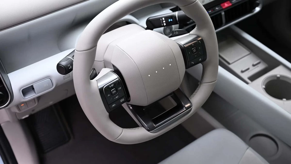 Hyundai IONIQ 3 direksiyonu ve kumanda düğmeleri