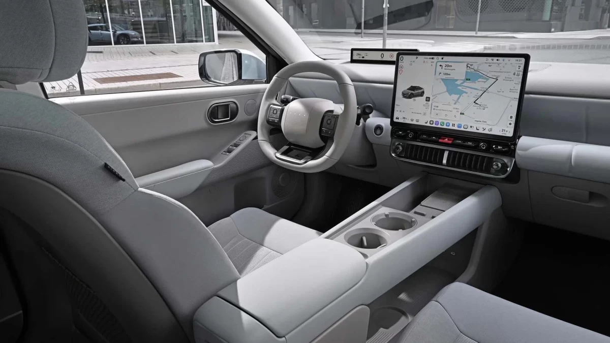 Hyundai IONIQ 3’ün ön koltukları ve orta konsolu