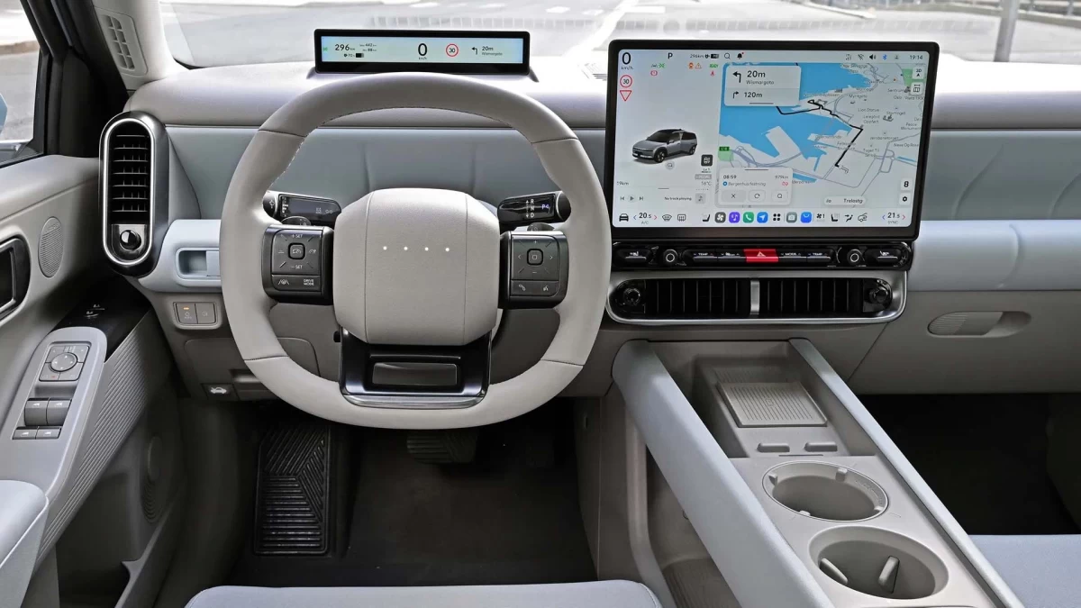 Hyundai IONIQ 3 kokpiti, direksiyon ve merkezi multimedya ekranı