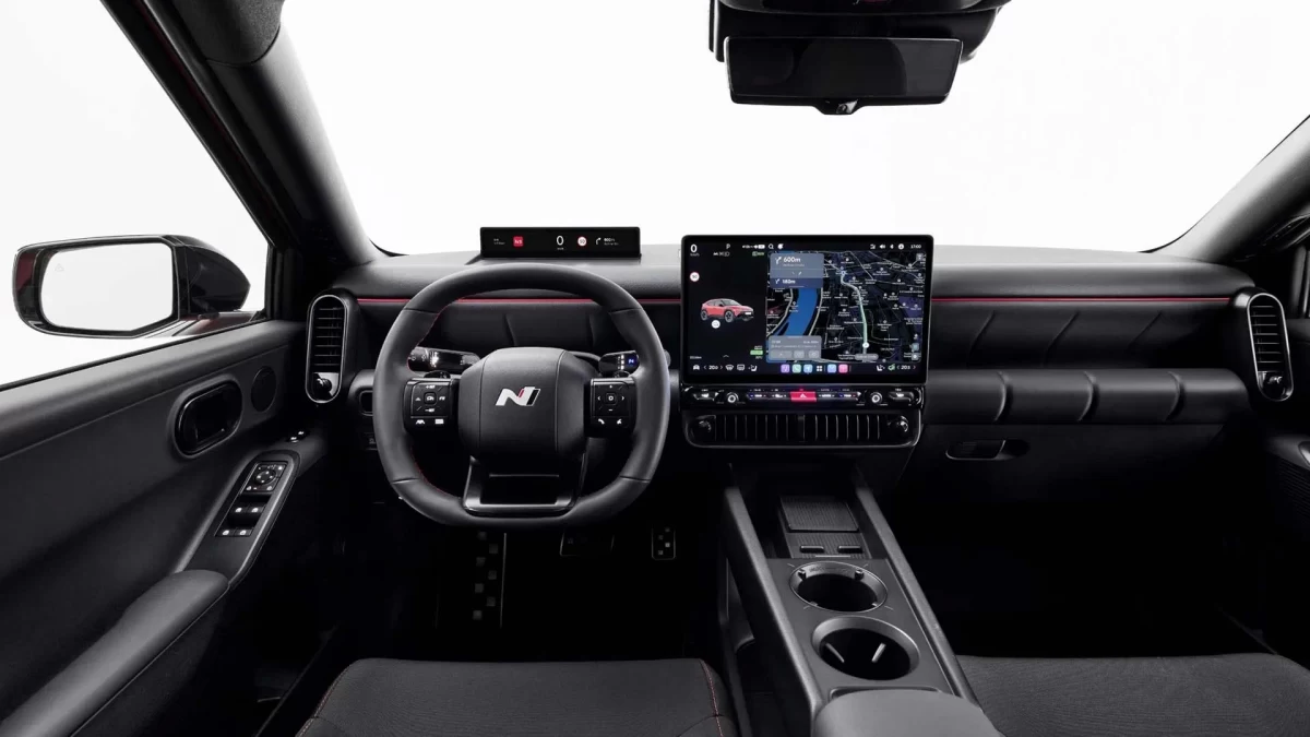 Hyundai IONIQ 3 N Line EVO’nun siyah iç mekânı ve kokpiti