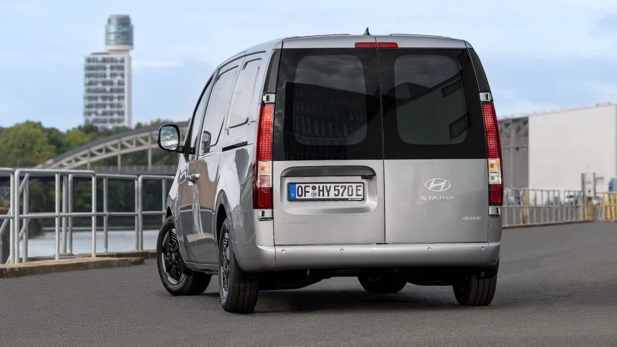 Hyundai STARIA Cargo aracının arka görünümü