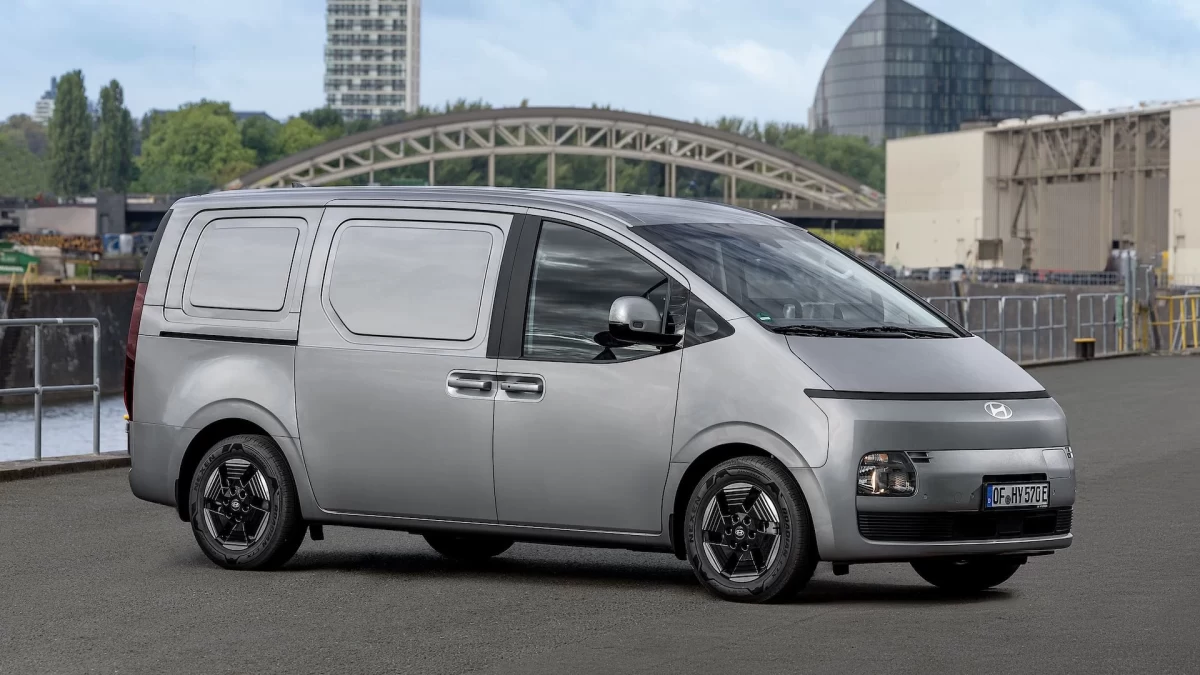 Hyundai STARIA Cargo yandan görünüm