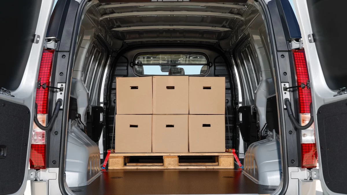 Hyundai STARIA Cargo’nun yük alanında palet üzerindeki kutular