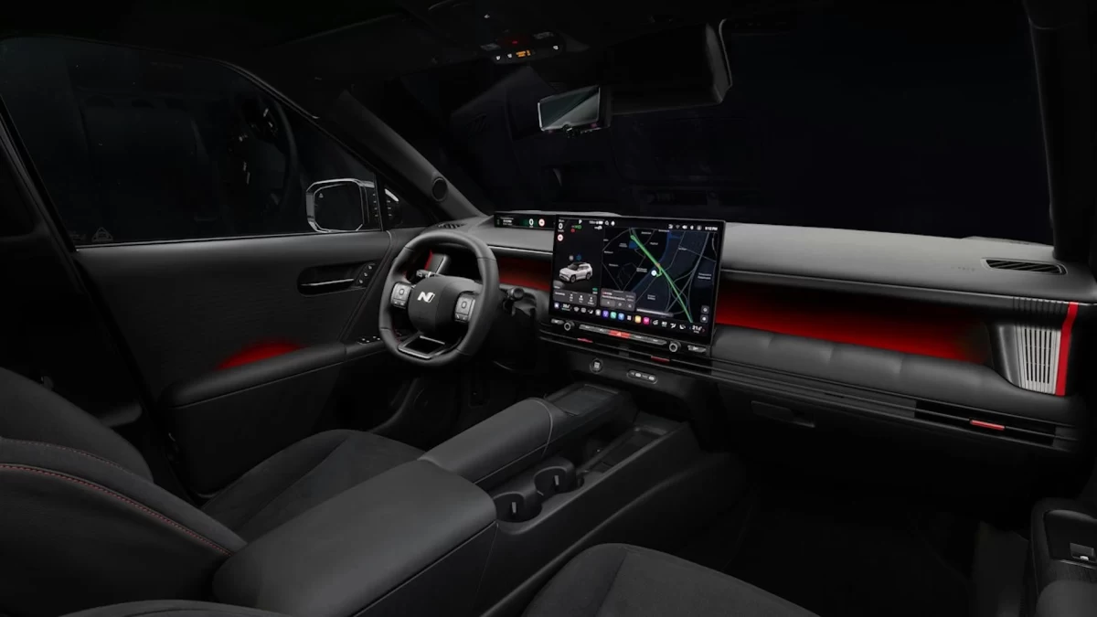 Hyundai Tucson N Line kabininin ön bölümden geniş görünümü