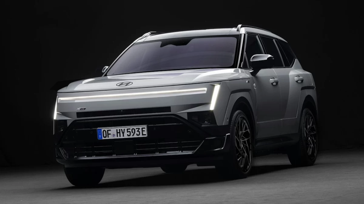 Gri Hyundai Tucson N Line’ın önden ve yandan görünümü