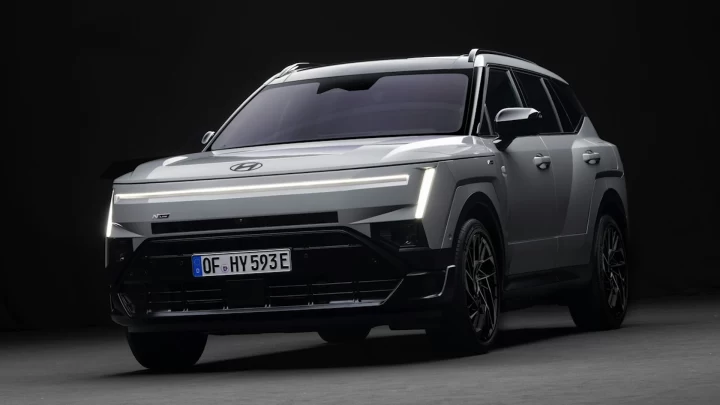 Gri Hyundai Tucson N Line’ın önden ve yandan görünümü
