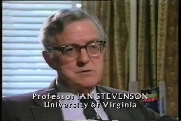 Gözlüklü yaşlı bir erkek portresi; görüntü üzerindeki yazıda Professor Ian Stevenson ve University of Virginia ifadeleri görülüyor.
