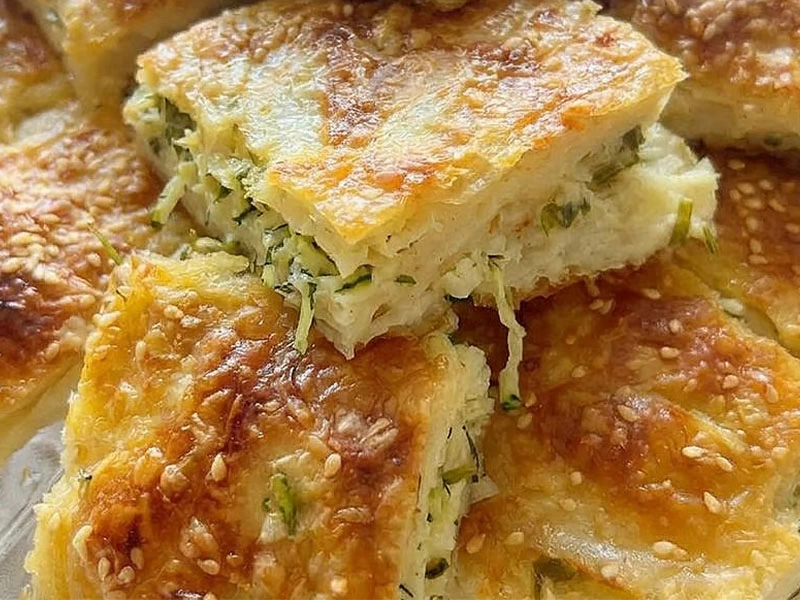 İç harcı görünen, kızarmış börek dilimleri
