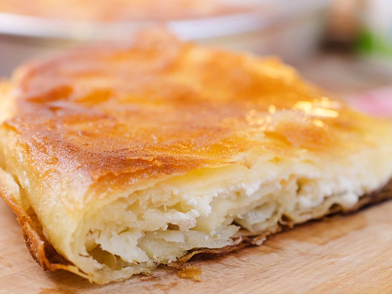 İç katmanları görünen, pişmiş börek dilimi