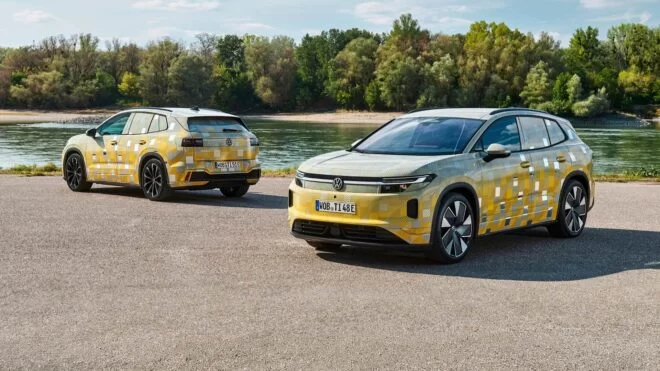 Kamuflajlı iki Volkswagen ID. Tiguan prototipi yol kenarında