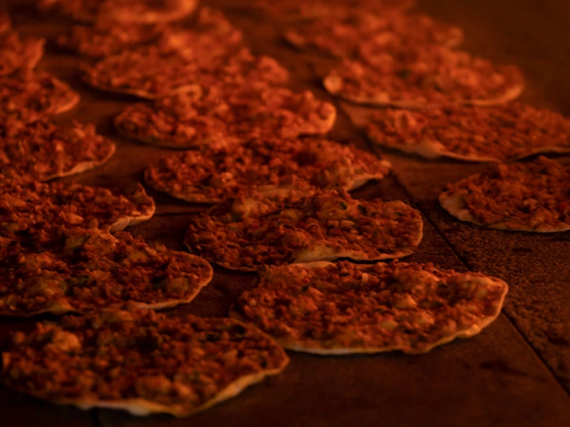 Taş fırında pişen çok sayıda lahmacun