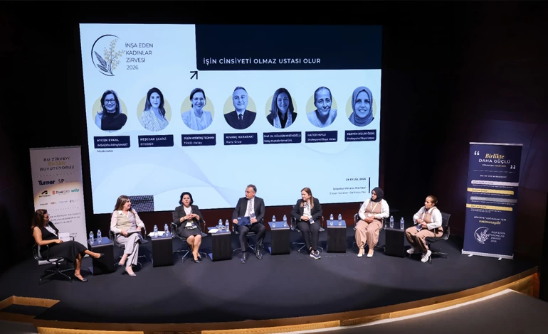 İnşa Eden Kadınlar Zirvesi’nde sahnede oturan panel katılımcıları ve arkalarındaki sunum ekranı
