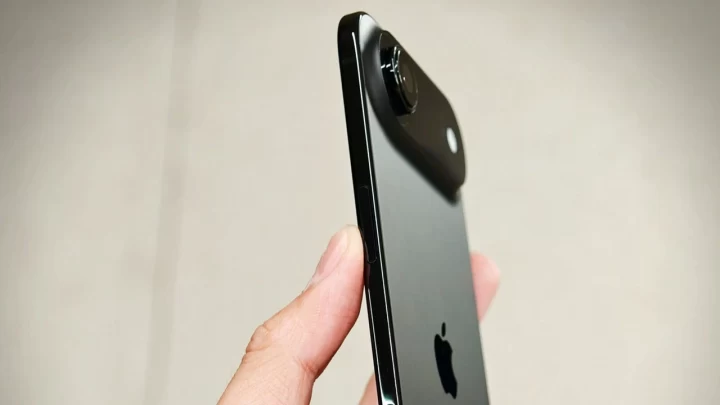 Siyah renkli bir iPhone’un arka yüzü ve kamera çıkıntısı