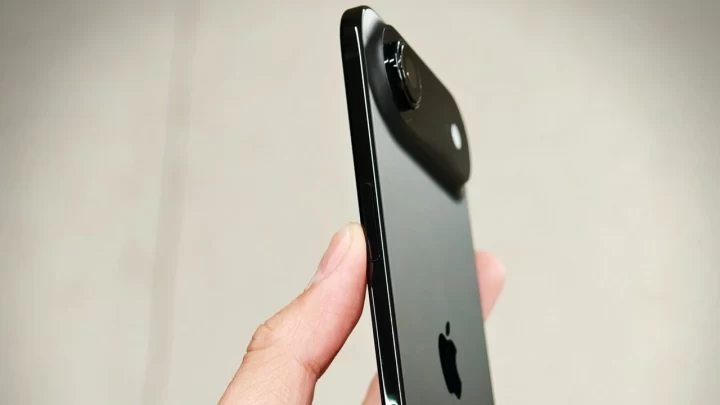Siyah renkli ince bir telefonun arka yüzü ve kamera çıkıntısı