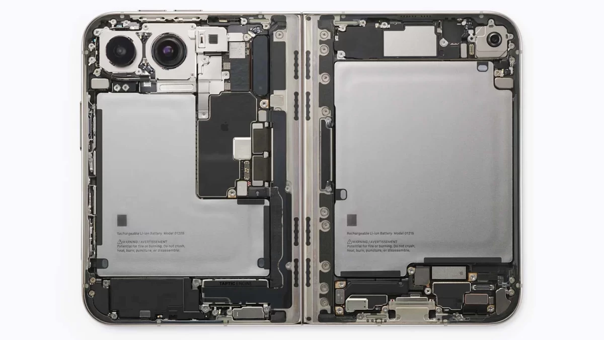 Açılmış iPhone Duo’nun iç bileşenleri ve ortadaki menteşe yapısı