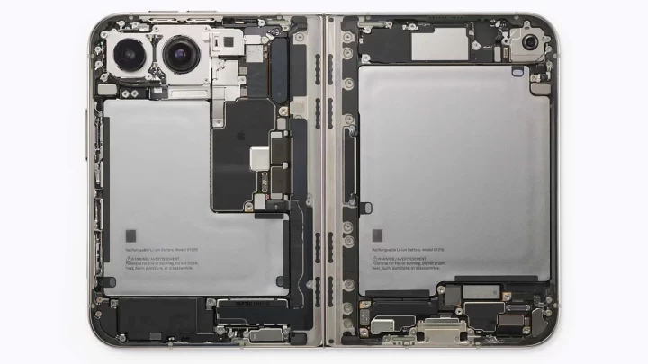 Açılmış iPhone Duo’nun iç bileşenleri ve ortadaki menteşe yapısı
