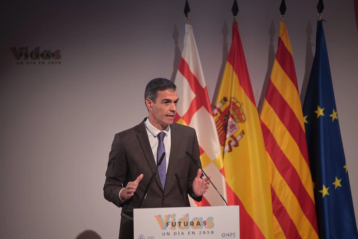 Pedro Sanchez, İspanya ve Avrupa Birliği bayraklarının önünde kürsüde konuşuyor