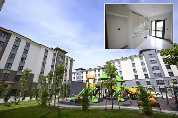 İstanbul’daki sosyal konut projesinde apartman blokları ve çocuk oyun alanı; görselin köşesinde örnek dairenin mutfağı