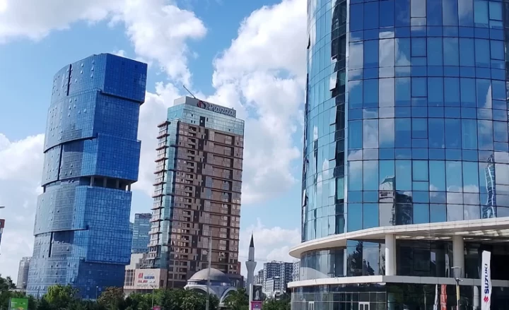 Modern yüksek katlı binalar ve cam cepheli bir ofis yapısı