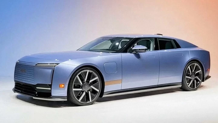 Açık mavi Jaguar Type 01 elektrikli otomobilin yandan görünümü