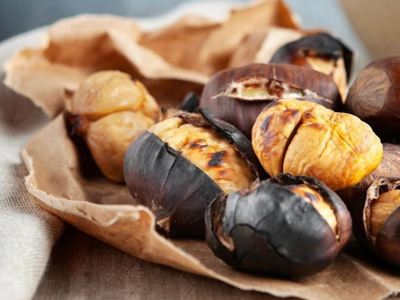 Kâğıt üzerinde pişmiş ve kabukları çatlamış kestaneler