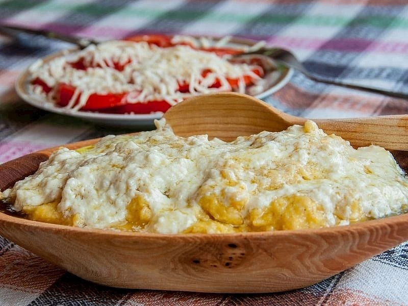 Tereyağı ve peynirle servis edilen kaçamak yemeği