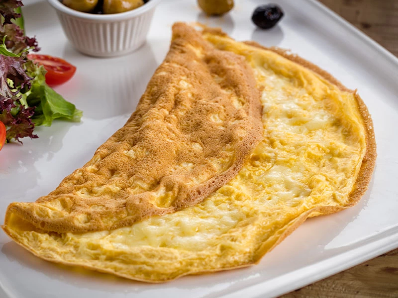Servis tabağında kızarmış, katlanmış omlet