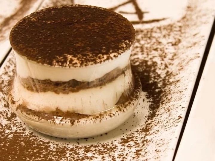 Üzeri kakao ile kaplı katlı tiramisu