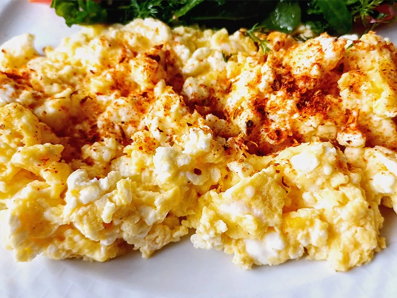 Baharat ve yeşillik eşliğinde servis edilmiş yumurta