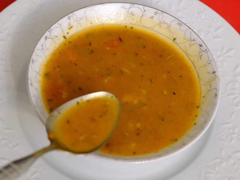 Kaşıkla servis edilen tarhana çorbası