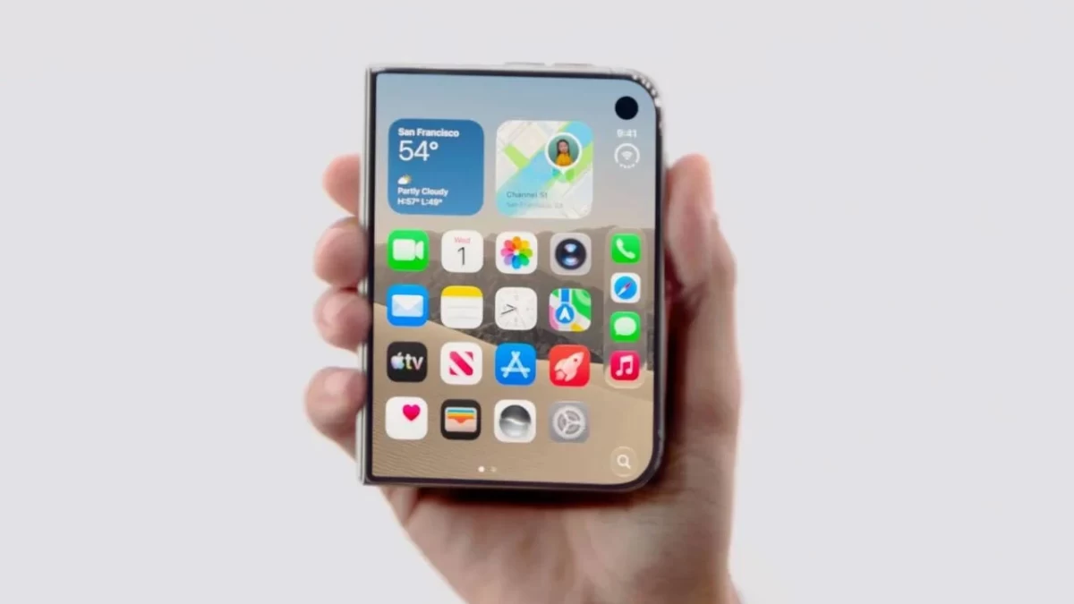 Bir kişinin elinde tuttuğu, ana ekranı açık katlanabilir telefon