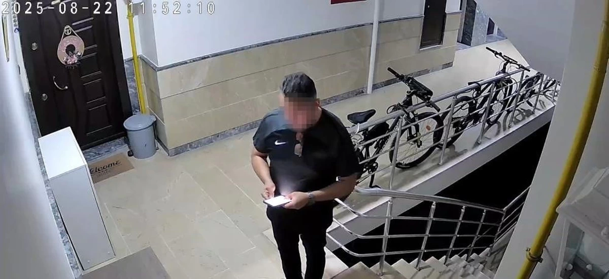 Apartman binasının güvenlik kamerasında görülen kişi