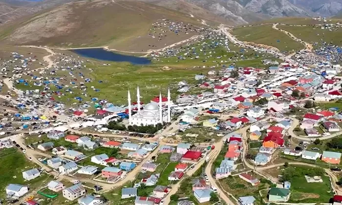 Kazıkbeli Yaylası’ndaki yerleşim alanı ve çevresindeki dağlık araziye kuş bakışı görünüm